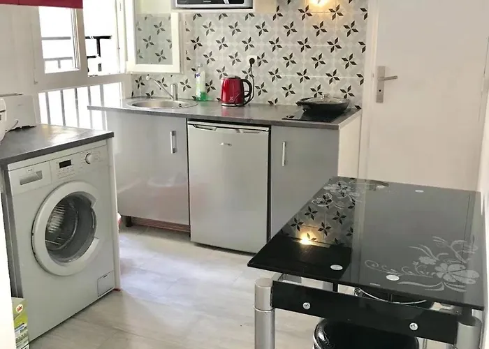 Bastillle Two Bedroom Apartment *