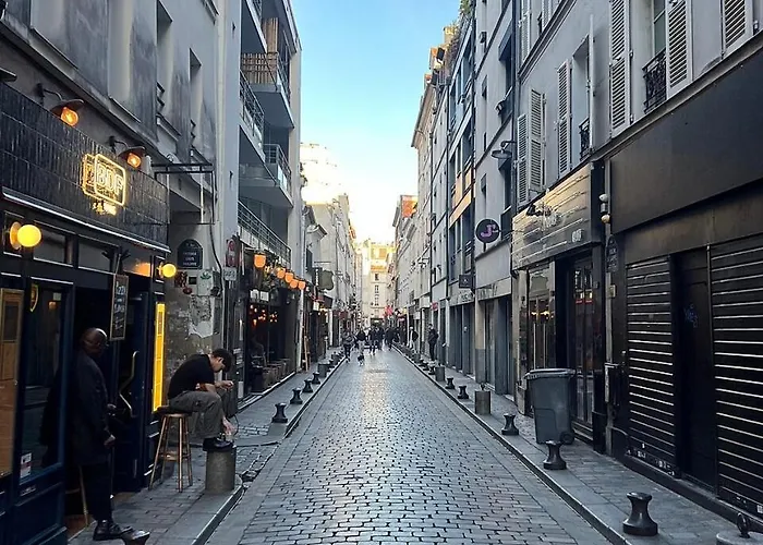 Bastillle Two Bedroom Apartment *